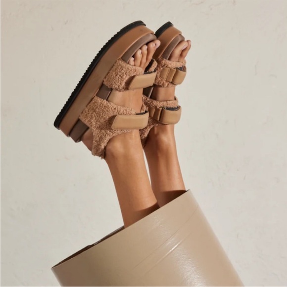 🤎 Roam Velcro Fuzzy Stack Platform Size 8 Beige Faux Shearling Sandals - Picture 1 of 12